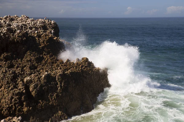 Keskin kayalar, dik uçurumlar, düşük büyüyen çalılıklar ve gizli kumsal parçaları ile kıyı boyunca uzanan engebeli doğa bölgesi, yüksek dalgalar kıyı boyunca kırdıyor ve sıçrıyor.