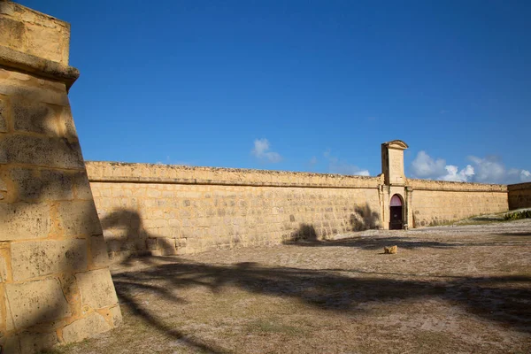 Altes Festungsgebäude Hellen Sonnenlicht — Stockfoto