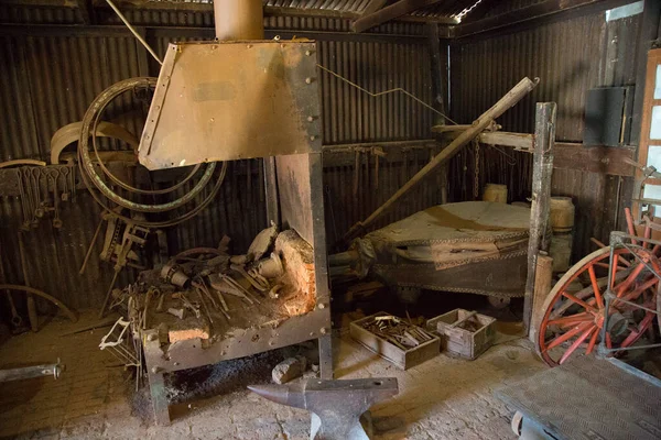 Paslı bir atölyenin içinde.