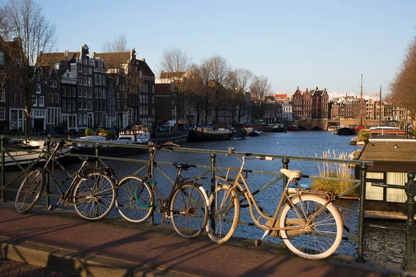 Typické Holandské Architektonické Budovy Amsterdamském Průplavovém Pásu Pouličním Životem — Stock fotografie