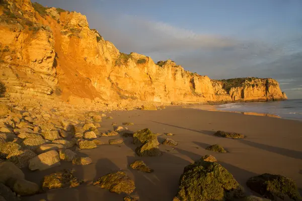 Kumsalda uzun gölgeler