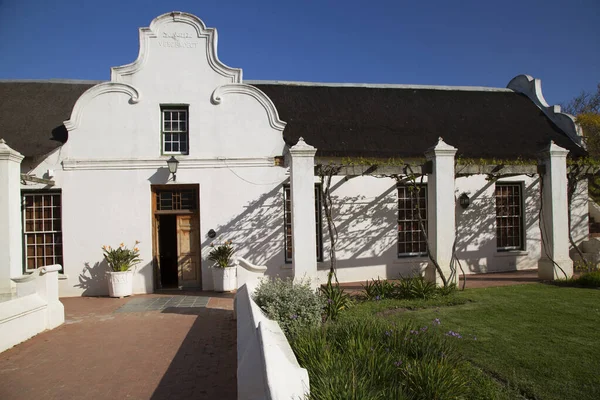 Kırsal kesimlerdeki eski bir Hollanda çiftlik evi.