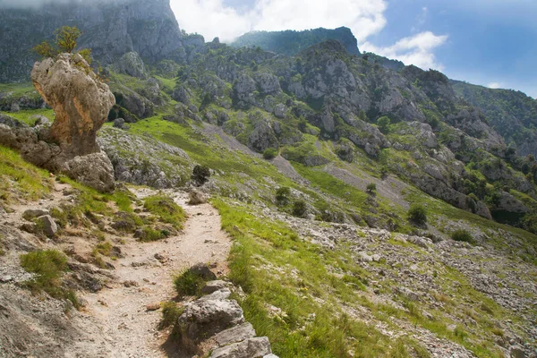 Dağlı ve mavi gökyüzü olan dağ manzarası