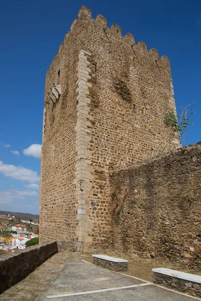 Şehrin ortaçağ kalesi. 