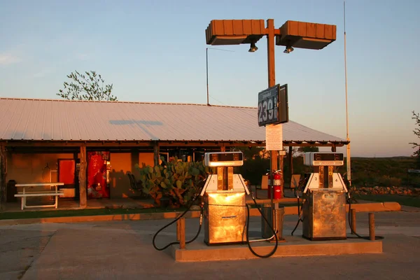日落时的加油站 — 图库照片