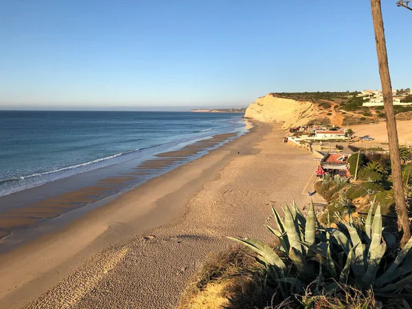 Güzel kayalık deniz manzarası