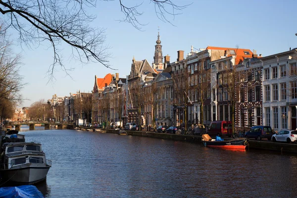 Amsterdam kanal kemerinde sokak hayatı olan tipik Hollanda mimari binaları  