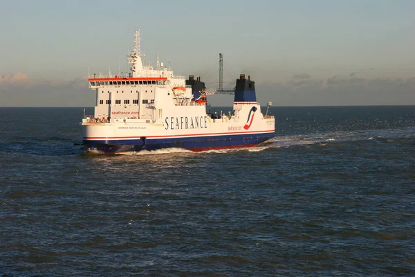 Denizde gemi gezisi.