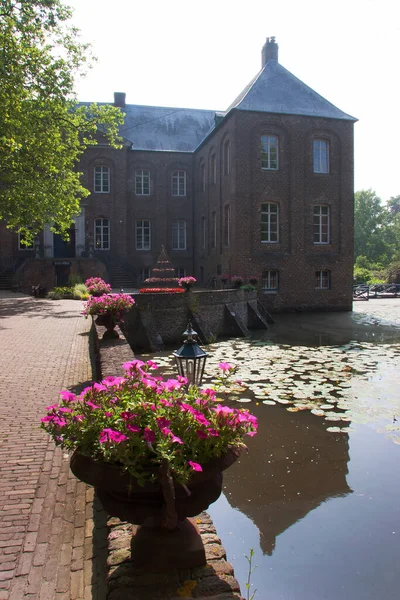 Vista Dell Edificio Medievale Con Canale Acqua Alla Luce Del — Foto Stock