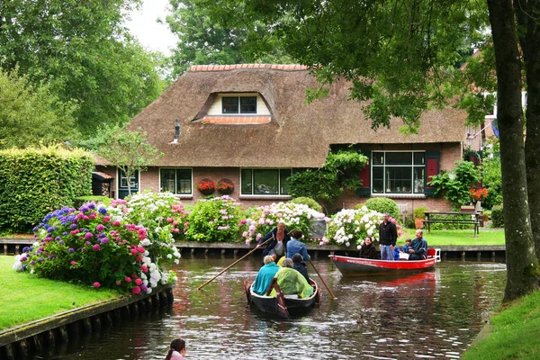 Hollanda 'daki Giethoorn köyünün sakin manzarası