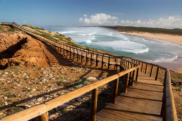Tepe doğal kıyı manzarası, kum tepeleri ve uzun tahta kaldırımları olan alçak çalılıklar. 