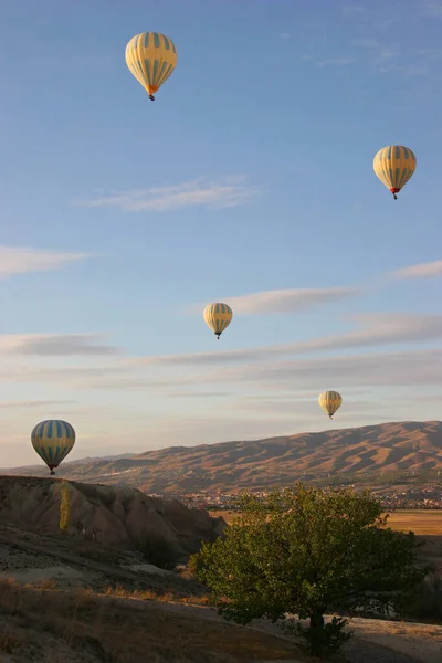 Turistlerle Dolu Sıcak Hava Balonları Ulusal Parkın Üzerindeki Volkanik Bir — Stok fotoğraf