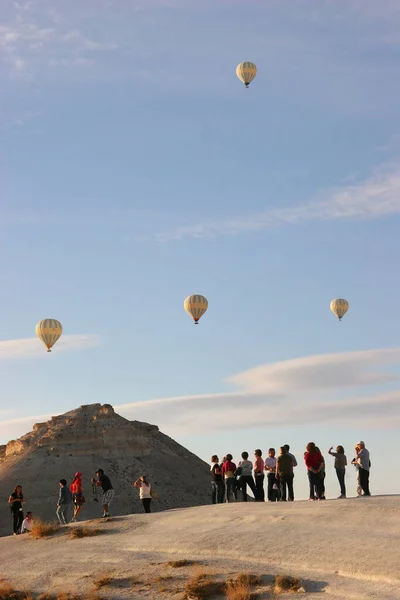 Turistler Sıcak Hava Balonları Izliyor — Stok fotoğraf