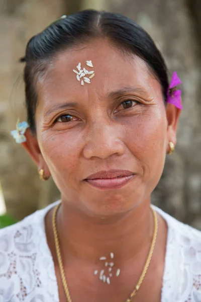 Porträt Einer Thailändischen Frau Mit Reis Auf Stirn Und Hals — Stockfoto