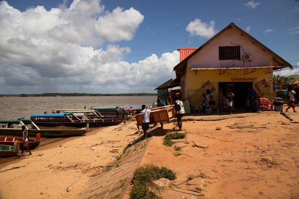 Yerel süpermarketin demirlediği tekneler.