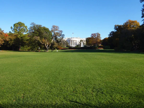 Pohled Bílý Dům Obklopen Zelení Washington Usa — Stock fotografie