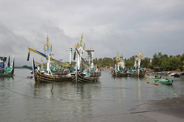 Élénk Színű Vallásosan Díszített Hagyományos Halászflotta Indonéz Pengambengan Kikötőjében — Stock Fotó