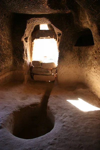Mağara Evleri Kiliseler Volkanik Kayalara Oyulmuş Kapıları Pencereleri Odaları Var — Stok fotoğraf