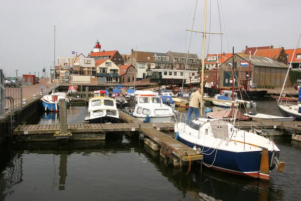 ヨーロッパの町のボートと港 — ストック写真