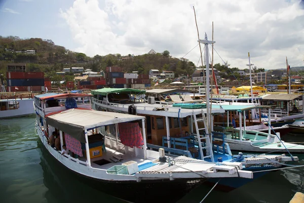 Rıhtımda demirlemiş teknelerin manzarası