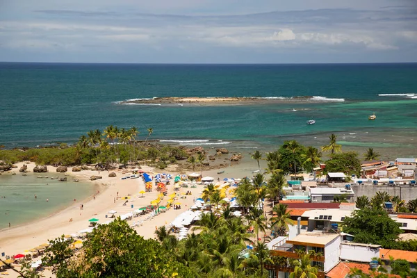 Gün ışığında halk plajı manzarası yükseldi