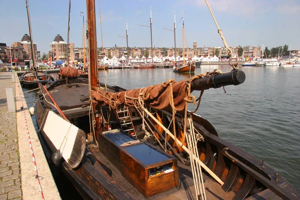 Vue Rapprochée Des Voiliers Vintage Dans Port Ville — Photo