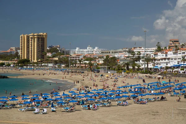 Halkın plaj sahnesinde insanlar gün ışığında