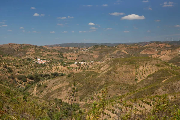 Vadi köy binalarının ve tepelerin manzarası