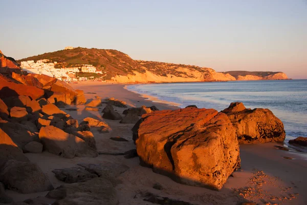 Güzel sahil manzarası. Seyahat kavramı