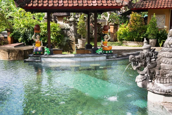 Bali geleneksel tapınak kompleksi bahçe, veranda, heykeller ve havuz