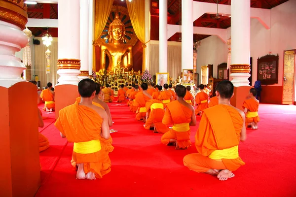 タイの仏教寺院で祈る僧侶たち — ストック写真