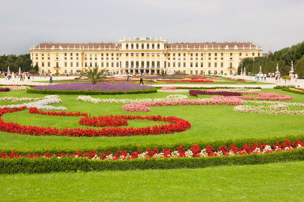 формальные клумбы и газон дворцового сада