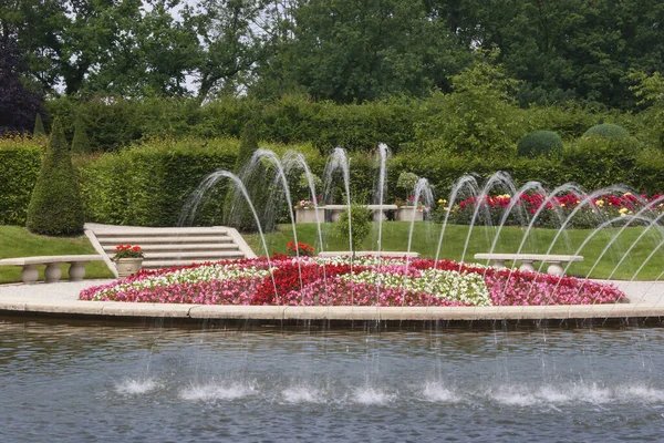 Havuzu ve yeşilliği olan güzel botanik bahçesi manzarası