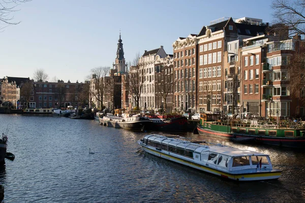 Edifícios Típicos Arquitetura Holandesa Cinturão Canal Amsterdã Com Vida Rua — Fotografia de Stock