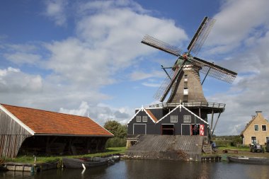 Köydeki eski yel değirmeni.