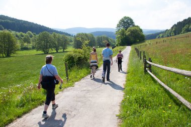 Bilinmeyen turist grubu parkta yürüyor