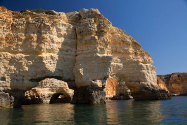 Güneşli su üzerindeki kemer kayaları manzarası