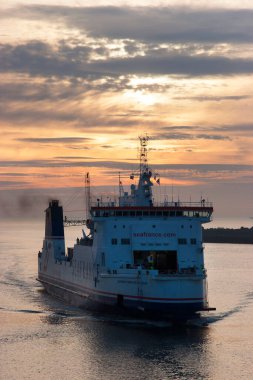 Denizde kargo gemisi