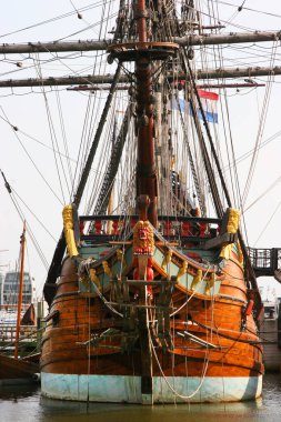 Hollanda 'nın sularındaki klasik ahşap yelkenli.