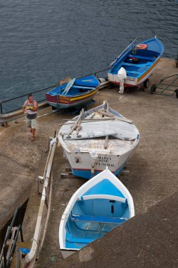 Sahilde balıkçı tekneleri