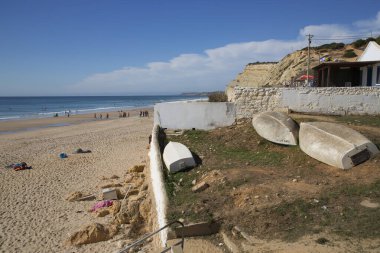 Kumsal güzel bir deniz manzarası.