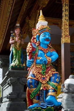 Bir tapınağın ya da dini bir yerin girişi için Balili Hindu mitolojik tasviri, figürü ve heykeli