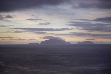 Denizin üzerinde güzel bir gün batımı