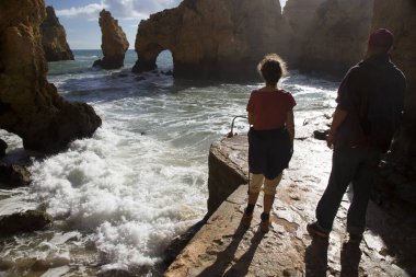 Erkek ve kadın kayalara bakıyor.