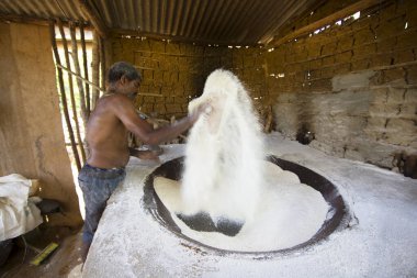 Kaya fırınında un karıştıran adam, seyahat vuruşu.