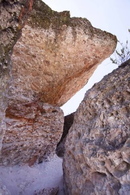 Büyük taşlar ve yeşilliklerle doğal manzara