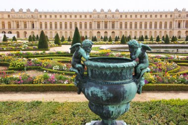 Heykellerle saray bahçelerinin manzarası