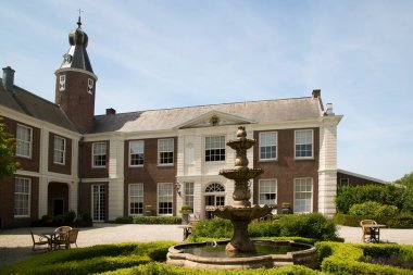 Hollanda 'da gündüz vakti Lunteren şehrinin mimarisi