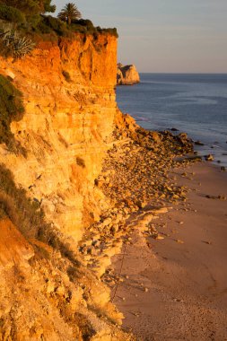 Kayalık deniz kıyısının gün batımı manzarası