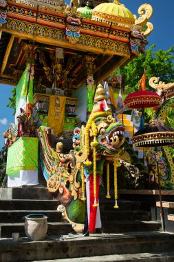 Antik Tayland tapınağında ejderha heykeli